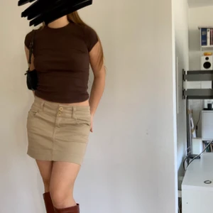 Lågmidjad kjol - Bra skick, möts upp på söder eller så står köparen för frakten 