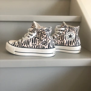 Converse - Höga mönstrade converse i strl 37. Ord pris 622kr mitt pris 300kr + frakt  