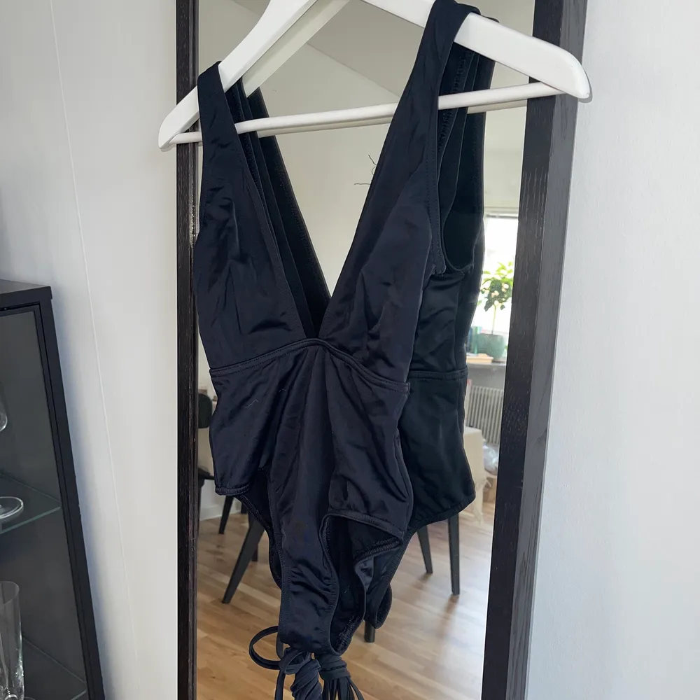 Superfin baddräkt från asos petite i storlek 32. använd en gång. köpte den för 250kr, säljer för 100kr, frakt tillkommer🌼. Muu.