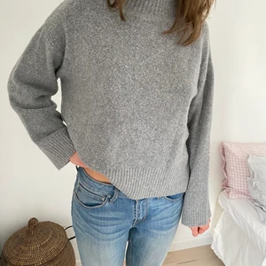 Pull&Bear stickad tröja - Säljer denhär snygga grå stickade tröjan i storlek S 😍😍 Frakten ingår inte i priset 💖💖