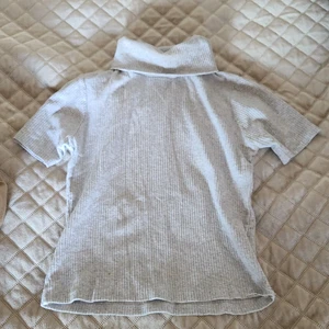 Bikbok grå topp stl: S -  Tröjan är köpt för ca 1 år sen och har bara legat i garderoben har använt 2 3 ggr max så tröjan är som ny om du vill se fler bilder skriv privat.