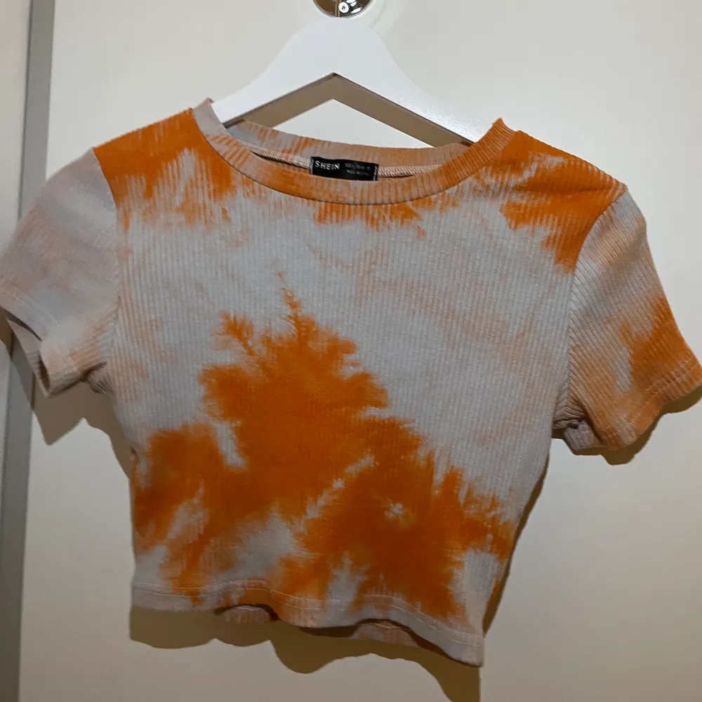 Croppad t-shirt med orange och vit tie dye. Storlke S. Bra passform. Bra skick.. T-shirts.