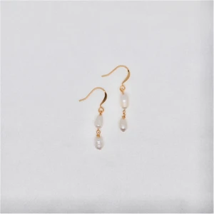 Örhängen Sötvattenpärlor - Handgjorda örhängen. Örhängena är silver/guld pläterade, och klarar av vatten. Finns i flera färger och pärlor på min sida!                                                                                                    -                                                                                                 Köp 3 betala för 2! Packar säkert och fint, går att ge som present redan i posten. Frakt kostar 13 kr 📦                            Hör av dig vid frågor 💕 /Isadoras Silver