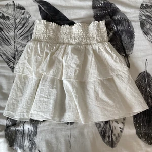 Vit volangkjol - XS - Kjolen är aldrig använd just för att den inte passar så bra på mig. Fin o basic sommarkjol 💞 köpare står för frakt 