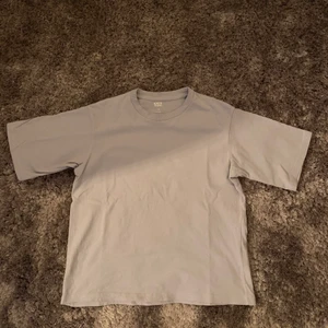 Lager157 Wide tee soffi T-shirts  - Säljer två stycken T-shirts från Lager157 i modellen ”wide tee soffi”. En ljusblå och en beige. Båda två är i mycket bra skick, använda ett fåtal gånger var. Storlek XS. Originalpris: 80 kr styck, mitt pris: 30 kr styck eller båda för 50 kr. Köparen står för frakt.