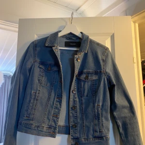 Jeansjacka - Blå jeansjacka från vero Moda. Strl M, stretchig och skön. 200kr + frakt som köparen står för. 