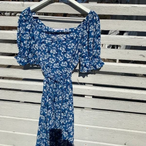 Blommig sommarklänning  - Klänning från Mango, går att ha offshoulder 