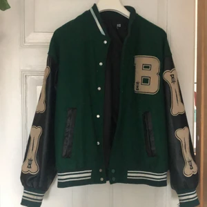 Aelfredric Eden jacka grön - Jätte fin aelfric Eden! Lite oversized men sitter perfekt i storleken M, ordinarie pris: 800kr, mitt pris: 400kr.   Använd under sommaren men inga skador eller synliga tecken på användning!