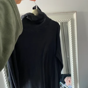 Turtleneck tröja - Turtleneck tröja, svart. Frakt tillkommer eller möts i sthlm 