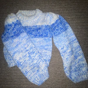 Ganni Stickad Tröja - Säljer min ganni tröja! Knappt använd, så i bra skick. Den är även nyligen kemtvättad. Storlek XS men passar även S. Nypris ca 2900.  Bara att skriv om man undrar något.