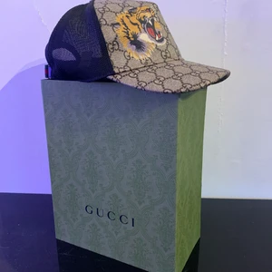 Gucci tiger print keps - Säljer min Gucci keps pga av att jag skaffat en ny och inte använder denna mycket mer. Storlek M justerbar