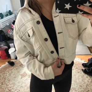 Vit jeansjacka från Zara med sömmar  - Vit jeansjacka med synliga sömmar 