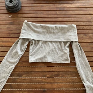 Boohoo tröja - Jag säljer min boohoo tröja som e använd ett fåtal gånger, pågrund av att den ej kommit till användning. Mycket fin och skönt material som jag säljer för 250kr. Storleken står i 34 men jag skulle säga att den passar 36 också! 