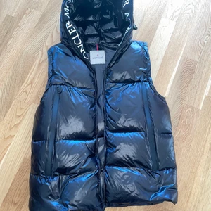 Moncler väst  - Helt ny och äkta sällsynt Moncler väst i storlek M. Finns även en NPC kod på Moncler loggan som går att scanna för att verifiera att den är äkta. 