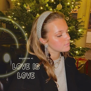 Diadem  - Säljer detta snygga diadem som är köpt från Heads Up UF, första bilden lånad därifrån. Tyvärr aldrig kommit till användning så helt nytt. Frakt tillkommer på 24kr❤️😊