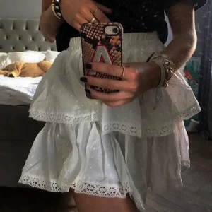 By Anastasia kjol - Väldens finaste vita  kjol som är perfekt till sommaren. Köptes förra sommaren och sparsamt använd. Liten i storleken o passar s/m❤️ skickar spårbart och skriv om du har frågor!❤️ 