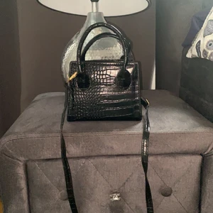 Svart axelbandsväska - Denna passar till allt och är simpel men ändå Eligant😍