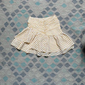 Rutig kjol - Jättefin rutig gul och vit kjol. Använd en gång så i superbra skick❤️ frakt tillkommer 66kr spårbart. Sitter som en 34/36, strl S. Kommer inte ihåg då jag klippte bort storleklapparna💗