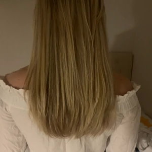 Vit blus - En luftig blus. Offshoulder.