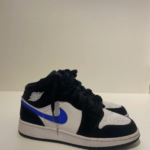 Jordan 1  - Har använt några gånger, har inga förstörda delar. Skriv för bättre bilder. Säljer direkt för bra pris! Köpta för runt 1500kr säljer för 1000kr kan även diskutera pris! Storlek 37,5