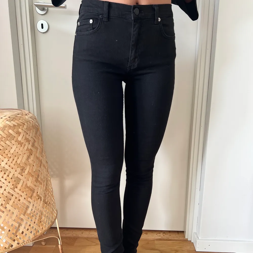 Säljer dom här svarta tighta jeansen med stretch från French connection strl S men då det är stretch passar de M också. Dom är otroligt sköna och sitter snyggt🖤 fint skick. Jeans & Byxor.