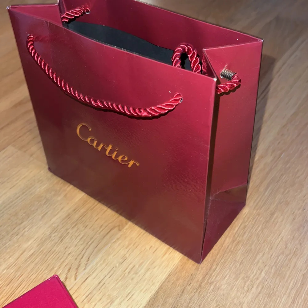 Cartier bag, box och äkthetsbevis. Övrigt.