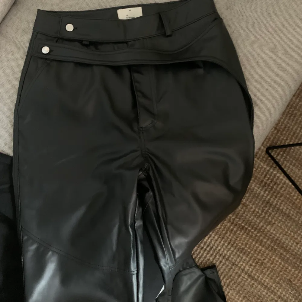 Helt oanvända ”faux leather pants” från a-dsgn. Nypris 999kr. Kan mötas upp i Örebro eller Karlstad, kan fraktas om köparen står för frakten.. Jeans & Byxor.