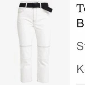 Vita jeans med bälte - Supersnygga croppade vita jeans med svarta sömmar från Topshop. Tillhörande bälte i midjan. Strl W28/L30.