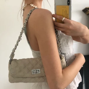 Beige  väska - Beige rymlig väska med silver detaljer, köpt secondhand:) Är i gott skick bortsätt ifrån dem blå små fläckarna som man kan se på bild 3, möts i Uppsala eller så står köpare för frakt 🚚💖