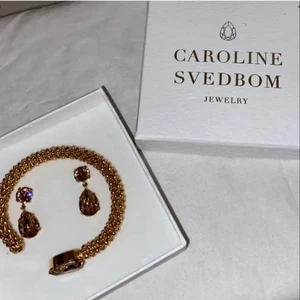 Caroline Svedbom  - Caroline Svedbom armband + örhängen. Ej använda. Original pris båda 1700kr. Vintage rose färg 