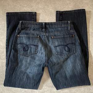 Jag säljer dessa sjukt snygga Street one jeans då dom tyvärr har blivit för korta för mig. (Jag är 1.66). Jag skulle säga att dom är lite lite högre än lågmidjat. Skriv privat för fler bilder. Om flera är intresserade så får man buda.💞