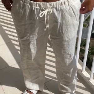 Linnebyxor  - Säljer dessa superfina linnebyxor! 💕 jättehärliga nu till våren och sommaren!! Inga skador eller defekter. Jag är 161 och de går perfekt långt ner på mig! Om många är intresserade blir det budgivning! ‼️Direkt köp: 450+frakt‼️ (första bilden är lånad)