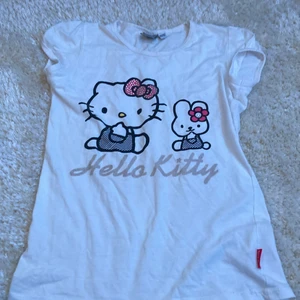 Hello Kitty tröja  - Andvänts typ en gång. Är i storlek 146-152 men funkar som xs