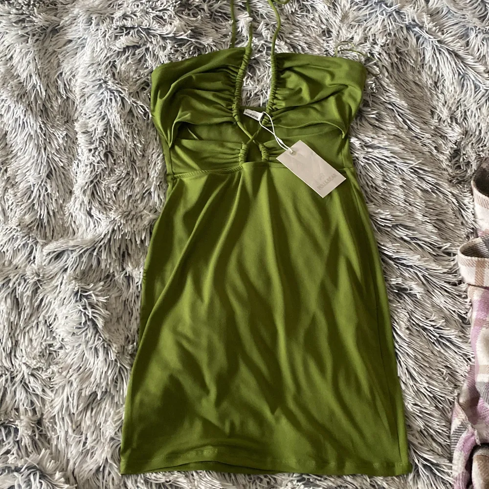 Grön kort klänning från Pull & Bear. Storlek S och passar även mig som har XS. Finns inte kvar på deras hemsida för den köptes förra året. Men den är aldrig använd och prislappen är kvar. Färgen är mörkare i verkligheten än den första bilden.💚. Klänningar.