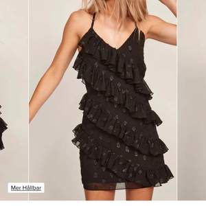 Funderar på att sälja denna super snygga klänning från nakd, helt slutsåld storlek 36 💕 köpt för 439kr 
