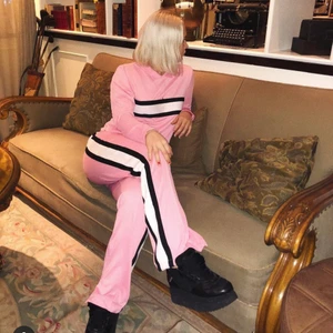 Rosa set från Ganni - Rosa set från Ganni i storlek s (36) i både tröja och byxor. Kläderna är i bra skick. Hör av er om ni vill ha mer bilder eller har några frågor 