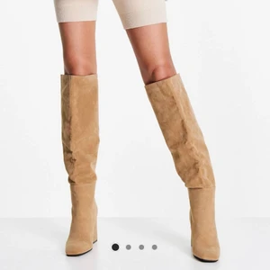 Helt nya boots - Säljer mina helt nya mockaboots pga att jag beställde fel storlek. Aldrig använda. Prislapp kvar.