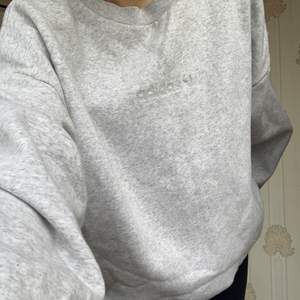 Snygg sweatshirt från Adidas! Köpt på Asos, tyvärr måste jag sälja den för har alldeles för många gråa hoodies. 