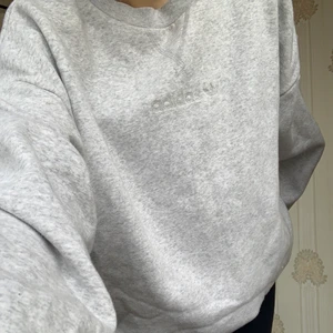 Sweatshirt - Snygg sweatshirt från Adidas! Köpt på Asos, tyvärr måste jag sälja den för har alldeles för många gråa hoodies. 