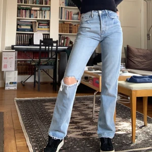 Jeans med hål  - Skit snygga jeans med ett hål på knät från H&M. Vill kolla intresset på dessa och lägger därför ut de 😊 jag är 175 cm lång! 