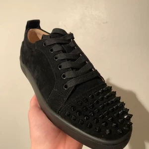 Christian Louboutin - Christian Louboutin oanvända köpta för 6 450 kr säljs för 3900kr pågrund av att dom va för små storlek 43,5