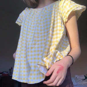 Gul puffig t-shirt srtl XS - En gul-vit puffig t-shirt!!! Från humana secondhand köpt 130 och säljer den för 30 kr. Kontakta om intresserad!