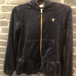 Super mysig kofta - Super mysig kofta med jätte lent material. Koftan har vart en mycket stor favorit hos tidigare ägare men har nu blivigt för liten.  Storlek 134/140. Koftan är i ett mycket bra skick och kostar 120kr, pris går att diskutera privat. Frakt ingår ej