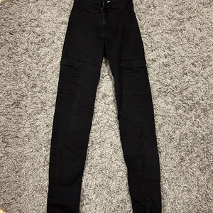 Byxor  - Vanlig svart byxa, storleken/åldern passar best för 13-14 Åringar. Byxorna är från Hennes&Mauritz.  Kontakta för mer info eller mer bilder osv. Säg till mig om du är intresserad!  