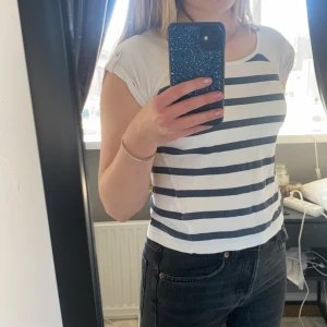 Randig t-shirt - Randig t-shirt från miss avant-première. Storlek framgår ej men skulle säga att den passar både S & M. Säljer för 25kr +frakt😚😚