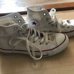 Converse 37,5 - Vita Converse, använda ca 10ggr, så  har mycket kvar att ge 