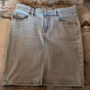 Ljusblå jeans kjol från Cubus i stl S. Jätte fin att ha på sommaren men kommer inte till användning! Skriv om du är intresserad eller vill ha fler bilder :) 