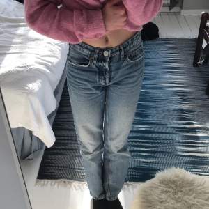 Slutsålda jeans, Zaras första Mid Rise modell. Köptes förra sommaren och sparsamt använda. Endast lite slitna längst ner men det är inget som syns. Köparen står för frakten, kontakta för fler bilder! 💘💘