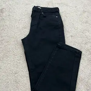 Oanvända svarta straight jeans från Gina Tricot