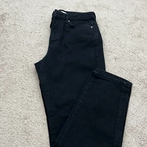 Gina tricot jeans strl 36 - Oanvända svarta straight jeans från Gina Tricot